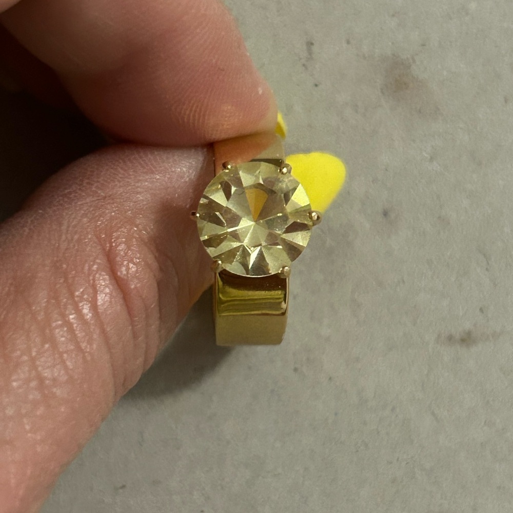 Women’s vintage ring. Beautiful gold tone with yellow gemstone. Size 10.